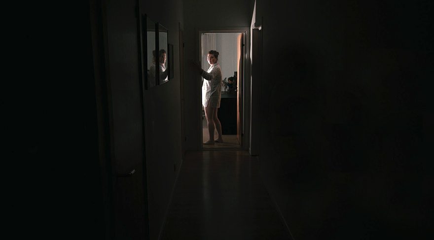 Rebecca çocukluğunda ışıklar söndüğünde yaşadığı korkuları artık geride bıraktığını düşünmektedir.