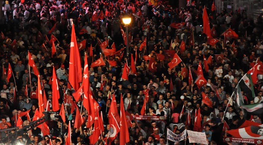Demokrasi nöbeti tutan gurbetçi vatandaş, Almanca seslendiği gurbetçileri demokrasi nöbetine çağırdı.