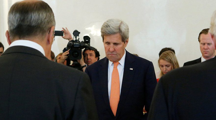 Kerry ve Lavrov görüşme öncesi Fransa'da ölenler için saygı duruşunda bulundu
