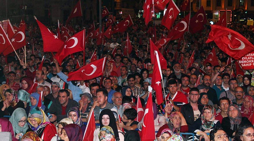 Konyalı vatandaşlar, demokrasi nöbetinin 7. gününde darbe girişimine tepki göstermeyi sürdürüyor.