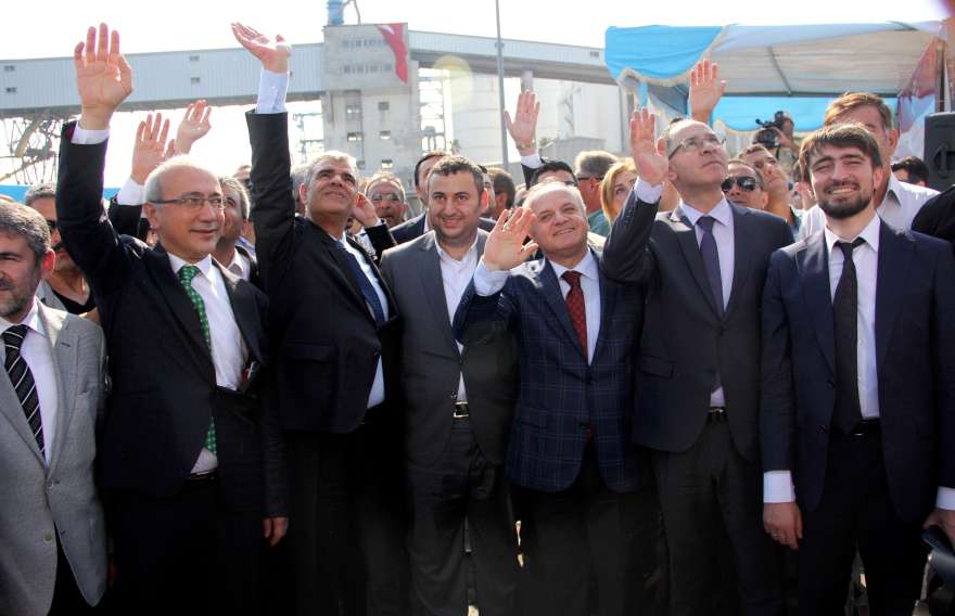 Türkiye ile İsrail arasında imzalanan mutabakatın ardından Gazze'ye yardım götürmek için hazırlanan 'Lady Leyla' isimli yük gemisi düzenlenen törenle Mersin'den uğurlandı. (Foto: İHA)