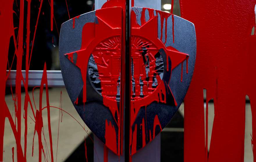 Oakland kentindeki bir polis merkezinin kapısına protesto amacıyla kırmızı boyalar atıldı. (Foto: Reuters)