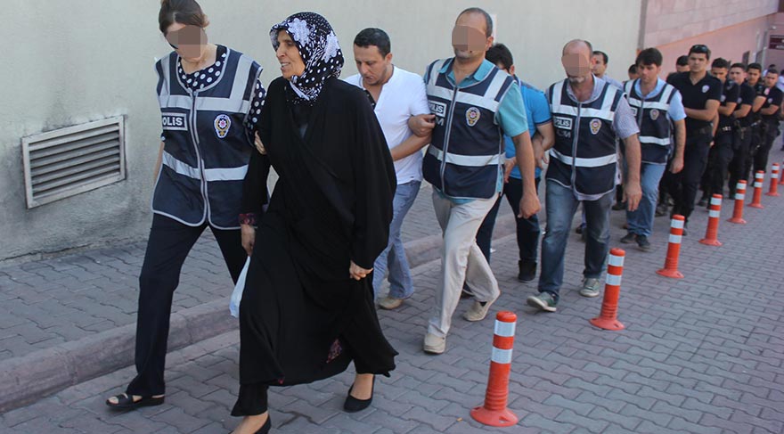 Aralarında Aliye Boydak (öndeki siyahlı) ve İlknur Özlü'nün de bulunduğu 15 şüpheli nöbetçi mahkemeye çıkarılmak üzere adliyeye gönderildi.