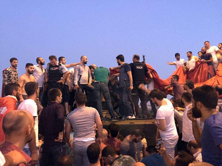 FOTO: İHA / BASIN EKSPRES YOLUNDA TANK İÇERİSİNDE VATANDAŞLARIN LİNÇ GİRİŞİMİNE UĞRAYAN ASKERLERİ POLİS HAVAYA ATEŞ AÇARAK KURTARDI. ÖFKELİ KALABALIĞA TAZYİKLİ SU İLE MÜDAHALE ETMESİ ÜZERİNE VATANDAŞLAR POLİSE TEPKİ GÖSTERDİ. YAKLAŞIK 3 SAAT SÜREN MÜCADELENİN ARDINDAN 2 ASKER LİNÇ GİRİŞİMİNDEN KURTARILDI.