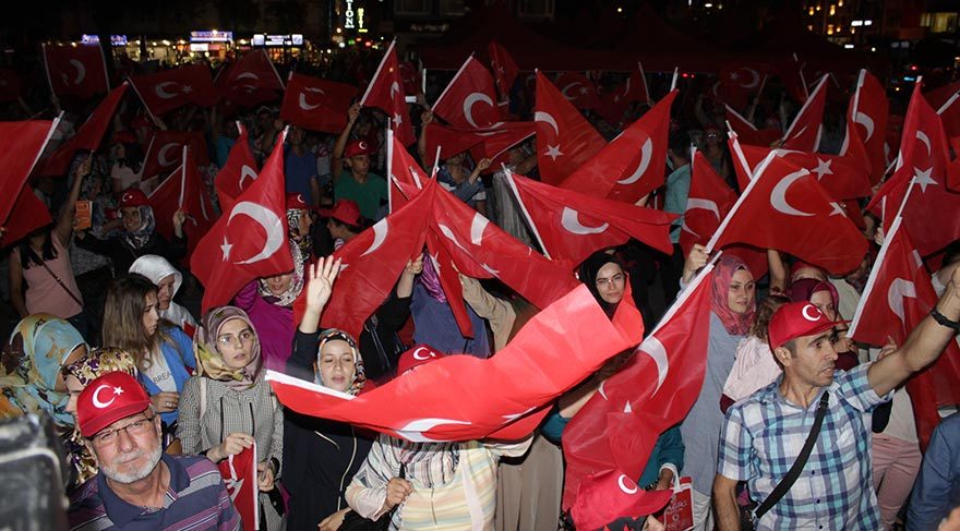 Tekirdağ'lılar ellerine Türk bayraklarını alıp sokaklara dökülerek, yapılan askeri darbe girişimini lanetledi.