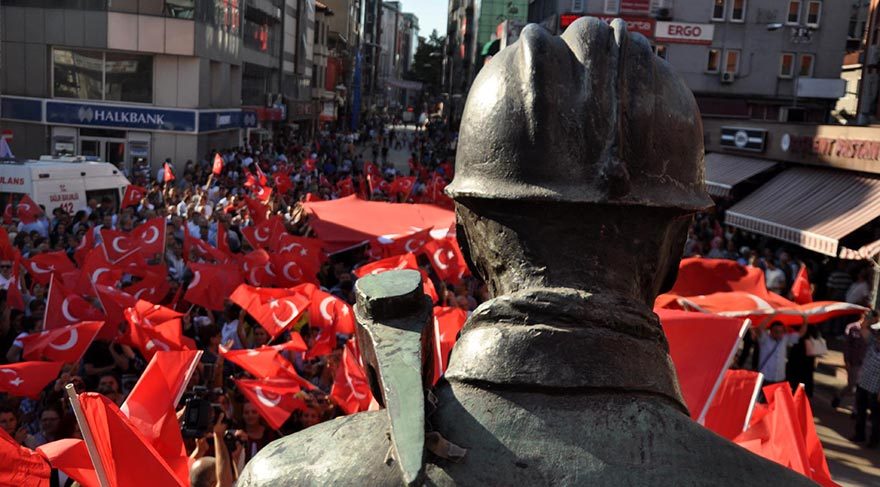 Zonguldak'ta, akşam saatlerinde Memur Sen İl Temsilciliği darbe girişimini protesto etti.