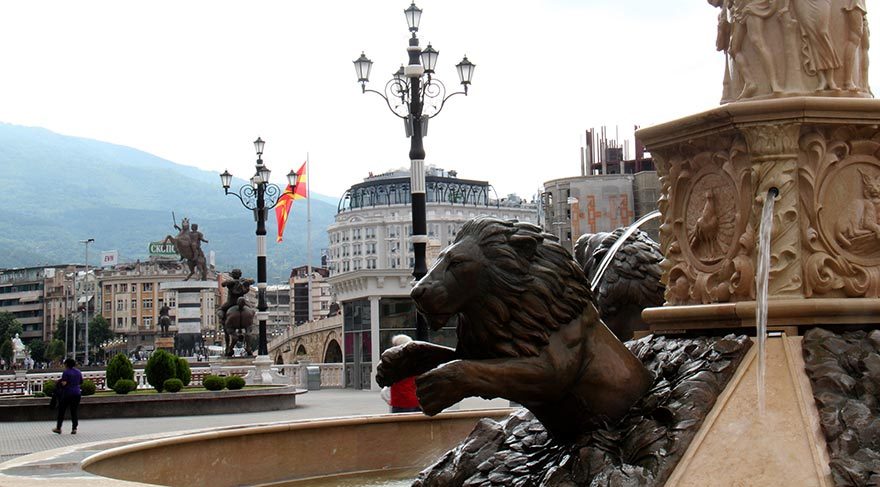 Üsküp Büyükşehir Belediyesi her yere heykel yapmış ama Atatürk heykelini nedense unutmuş. 