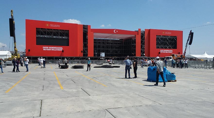 Miting alanına dev bir sahne kuruldu.