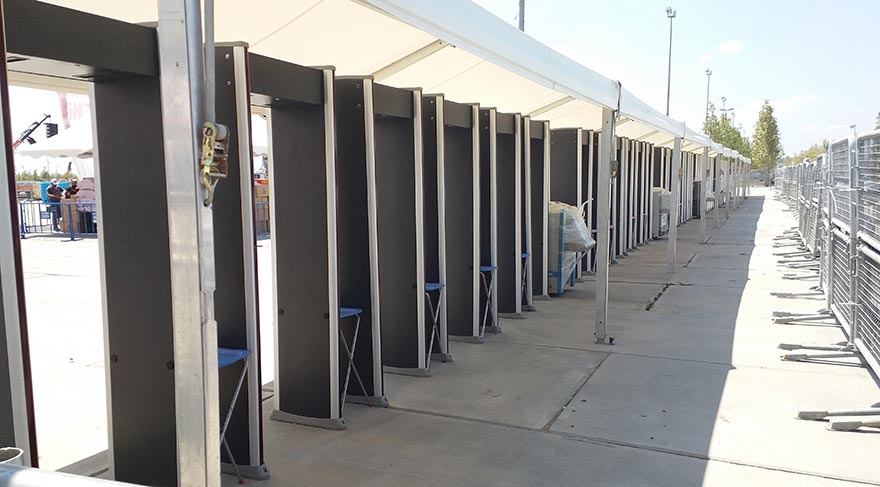 Miting alanına dün vatandaşların geçeceği yerlerde X-Ray cihazları kuruldu. 