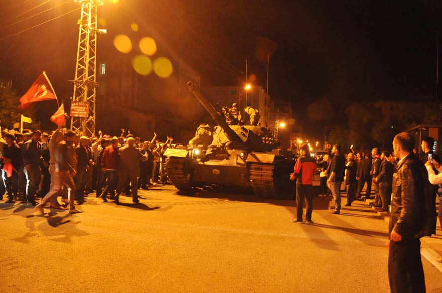 15-temmuz-darbe-girisimi-tanklar-ic