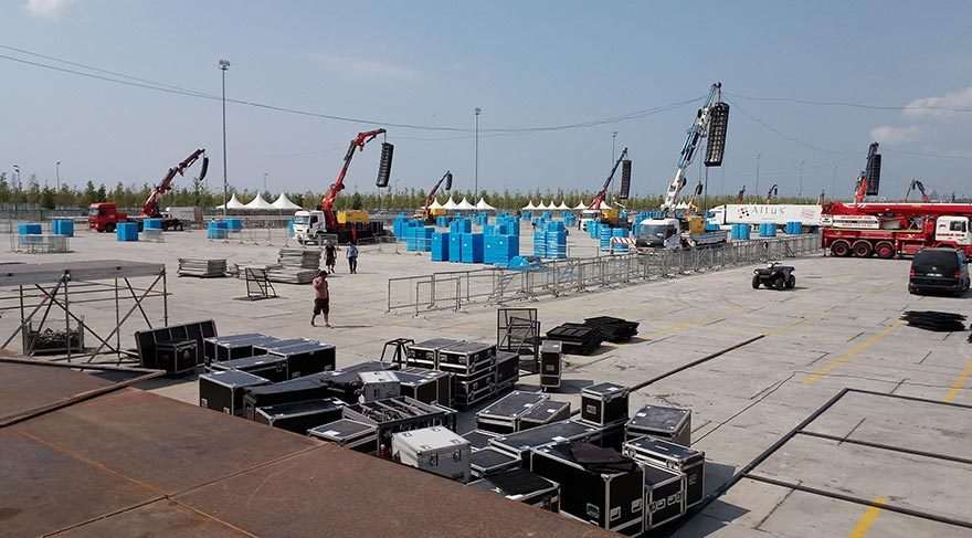 Alana 5 milyon su şişesi konuldu. Çeşitli noktalara seyyar tuvalet kuruldu. 