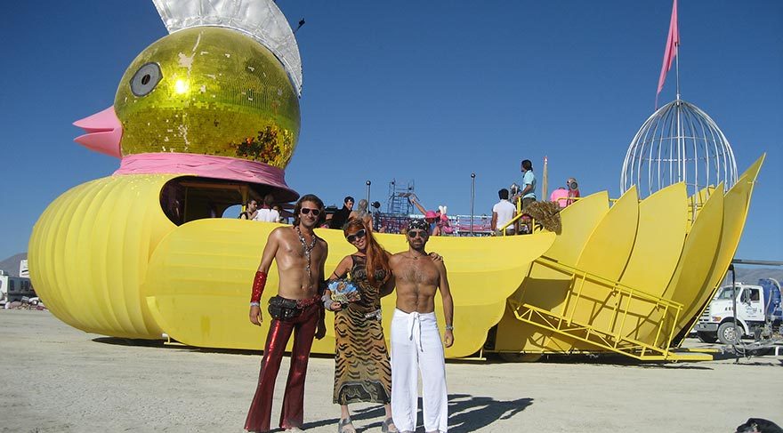 2008’de katıldığımız ilk Burning Man’imizde, biri kuzenim olmak üzere 3 kişilik Türk ekibimiz.