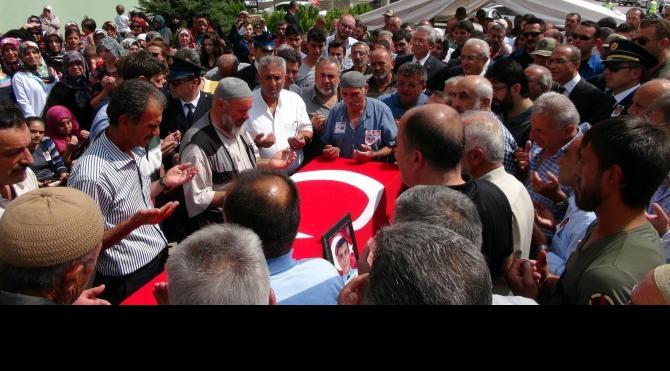 Şehit polis, Erzincan&#39;da son yolculuğuna uğurlandı