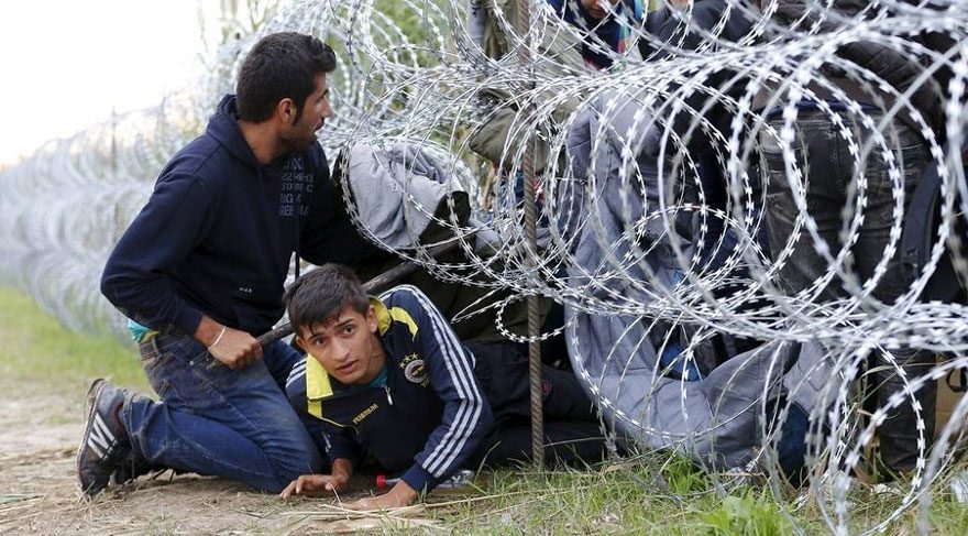 2015 yılının yaz aylarında Macaristan’ın Sırbistan sınırındaki Roszke kasabasında mülteci krizi yaşanmıştı. Mülteci kamplarında tutulan çoğu Türkiye'den gelen Suriyeli sığınmacı tel örgüleri geçmek isterken polis müdahalesiyle karşılaşmıştı. (Foto: Reuters)
