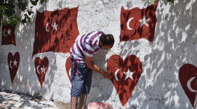 Darbe girişimine tepki için evinin duvarına Türk bayrağı çizdi