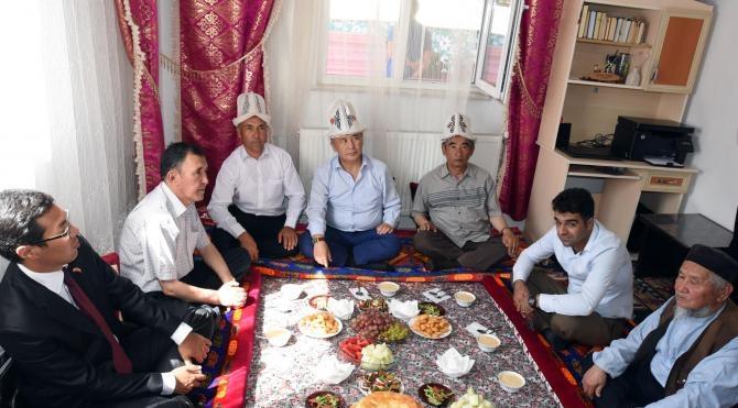 Kırgızistan Cumhurbaşkanı Atambayev, Van&#39;daki Kırgız şehit için 5 bin dolar gönderdi