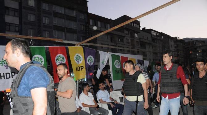 HDP ve DBP&#39;nin, darbeye karşı nöbet çadırına  polis baskını