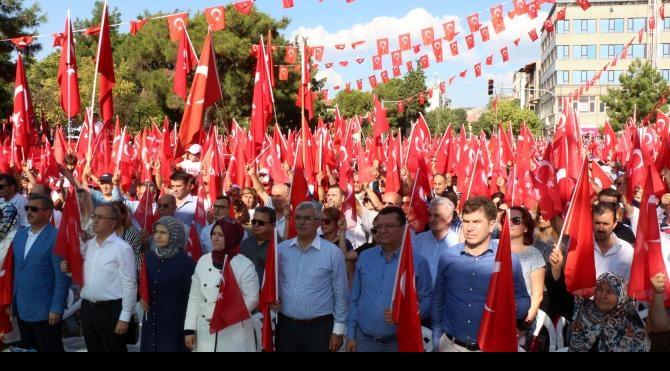 Burdur&#39;da 5 bin kişi demokrasi ve şehitler için meydana çıktı