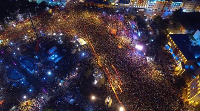 Kayseri&#39;de demokrasi mitingine 250 bin kişi katıldı