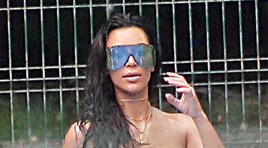 KIM-KARDASHIAN-spl1338314_011