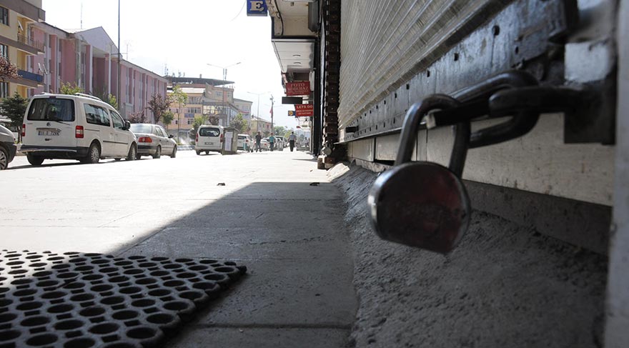 HAKKARİ'NİN İL OLMAKTAN ÇIKARTILMASINA TEPKİ AMAÇLI ESNAF KEPENK AÇMADI.