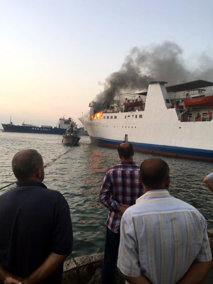 FOTO: DHA - Mersin'in Silifke İlçesi'ne bağlı Taşucu Limanı ile Lübnan'ın Tripoli limanı arasında yolcu taşımacılığı yapan Togo bayraklı Med Star gemisi denizde alev alev yandı.