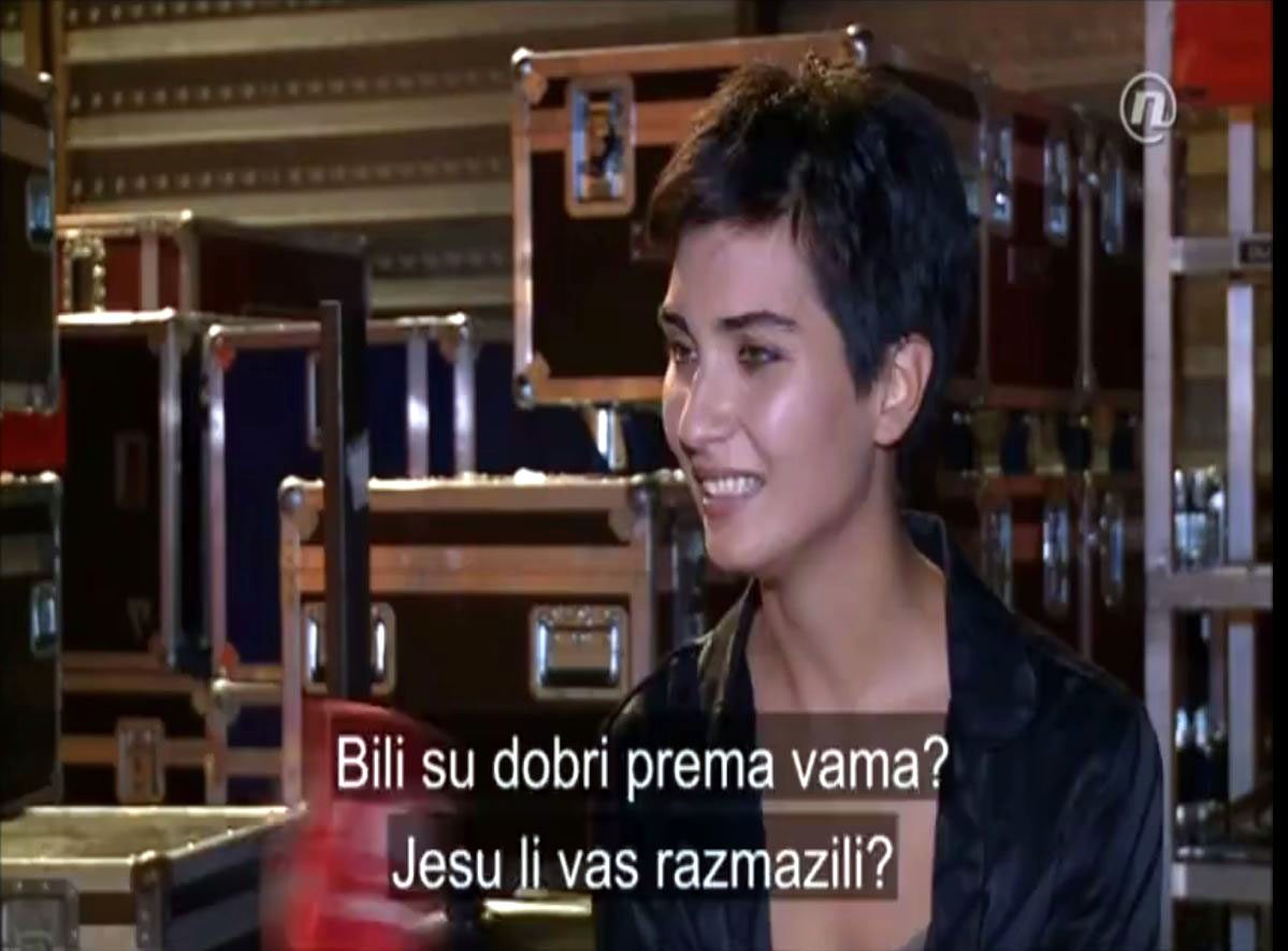 TUBA BUYUKUSTUN, HIRVATISTAN'DAKI NOVA TV'NIN SORULARINI YANITLARKEN, COCUKLUGUNDA DNA'YI MERAK ETTIGI ICIN BIYOLOG OLMAYI ISTEDIGINI SOYLEDI. (FOTOGRAF:DHA)