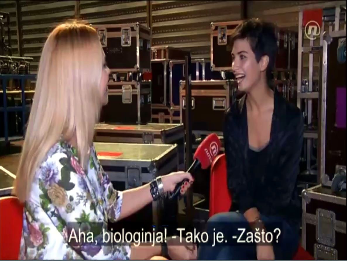 TUBA BUYUKUSTUN, HIRVATISTAN'DAKI NOVA TV'NIN SORULARINI YANITLARKEN, COCUKLUGUNDA DNA'YI MERAK ETTIGI ICIN BIYOLOG OLMAYI ISTEDIGINI SOYLEDI. (FOTOGRAF:DHA)