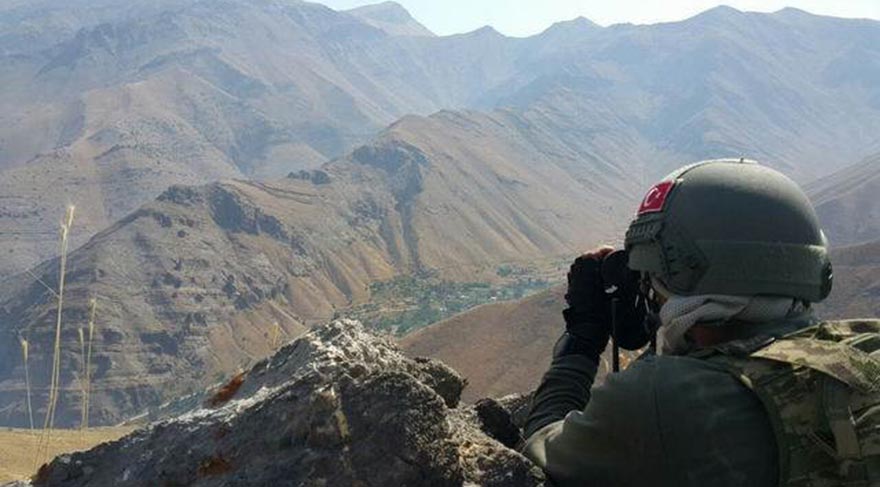 Hakkari'de bomba yüklü 3 araç ele geçirildi, PKK sığınakları imha edildi