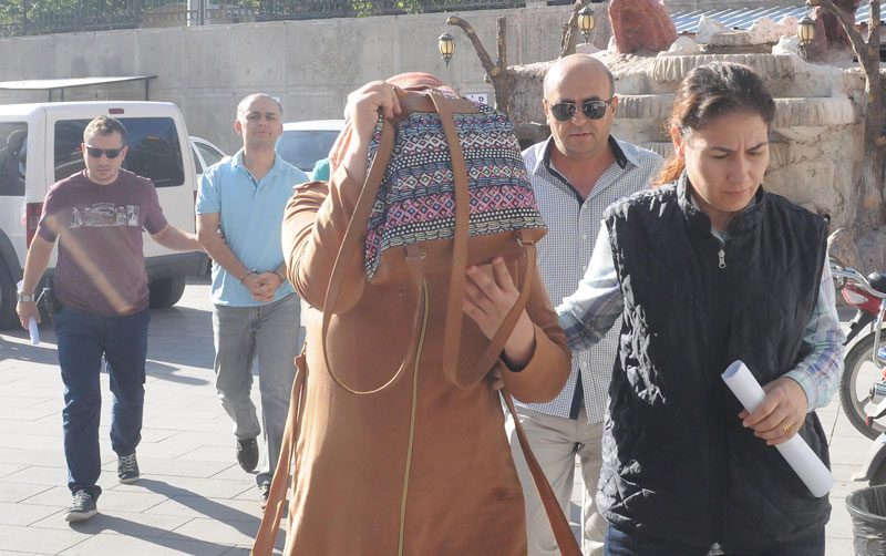 FOTO:DHA - Gözaltına alınanlar sağlık kontrolünün ardından Emniyet'e götürüldü.