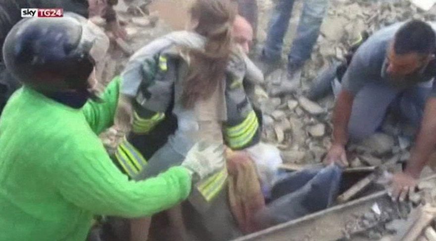 İtalya depreminden acı fotoğraflar!
