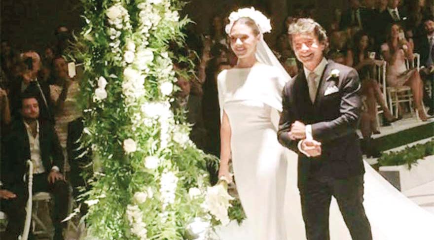  Gelin, nikah masasına babası Cem Hakko’nun kolunda ilerledi.