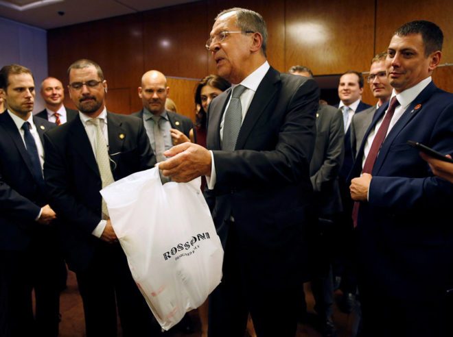 FOTO: REUTERS/ Cenevre'deki görüşmeler 13 saat sürünce, Rus Dışişleri Bakanı Lavrov, gazetecilere iki şişe votka verdi.