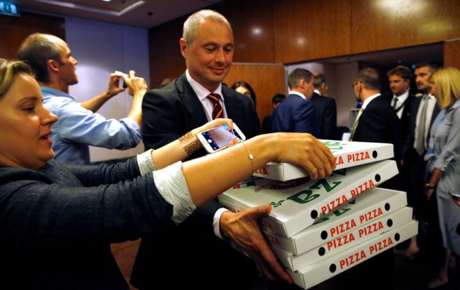 FOTO: REUTERS/ Dünya kamuoyu Lavrov-Kerry görüşmesine odaklanırken, gelişmeleri dünyaya duyurmak için President Wilson Oteli'nde bekleyen gazetecilere pizza dağıtıldı.