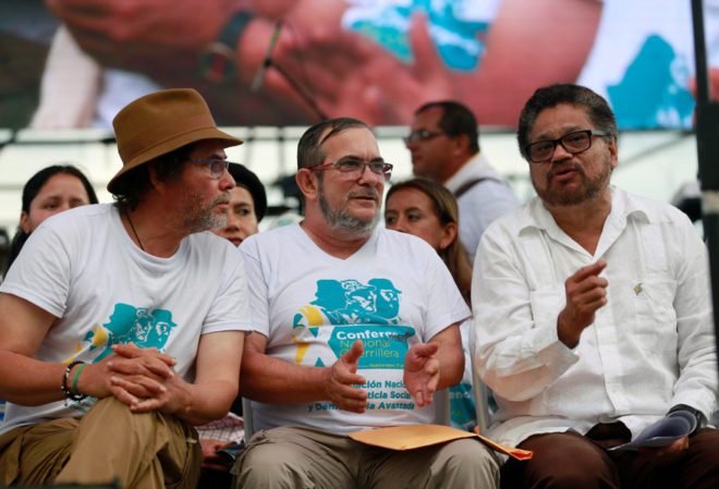 FOTO: REUTERS/ Timochenko adıyla bilinen Farc lideri Rodrigo Londono, Pastor Alape (soldaki) ve Ivan Marquez (sağdaki) ile örgüt kongresinin kapanış töreninde sohbet ediyor.