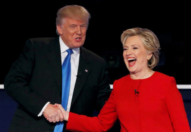 FOTO: REUTERS/ ABD Seçimleri'nde adayların imajları da büyük önem taşıyor. Clinton milyonların izlediği düelloya kırmızı bir takım elbiseyle geldi. Trump ise koyu renk takım elbise tercih etti ve beyaz gömlek üzerine mavi kravat taktı.