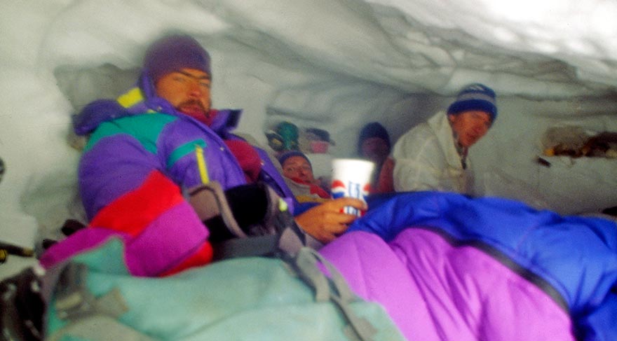 Rus dağcılarla Khan Tengri Dağı’nda 5800 metredeki kar mağaralarında.