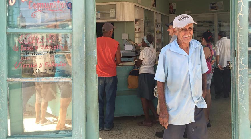 KÜBA HALKINA HER ŞEY ÜCRETSİZ Sokak sokak gezdiğim Havana’da onlarca eczane ve sağlık merkezi gördüm. Tüm bu tedavilerin ve ilaçların Küba halkına bedava olduğunu da hatırlatayım. 