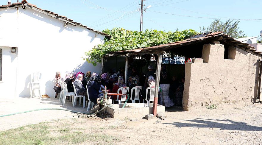 Mardin’de önceki gün şehit düşen Sedat Yıldız’ın ailesi, taziyeye gelenleri işte bu evde kabul etti. 