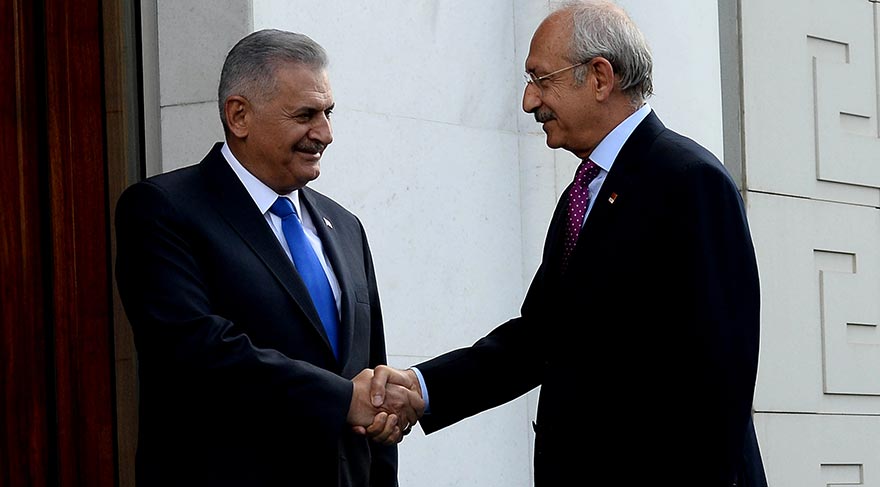 YILDIRIM KAPIDA KARŞILADI Başbakan Binali Yıldırım, CHP lideri Kemal Kılıçdaroğlu’nu AKP Genel Merkezi’nin kapısında karşıladı.