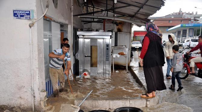 Hatay&#39;da aşırı yağış ev ve işyerlerini sular altında bıraktı