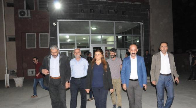 Hakkari&#39;de gözaltına alınan Belediye eski Eş Başkanları mahkemeye çıkarıldı (2)