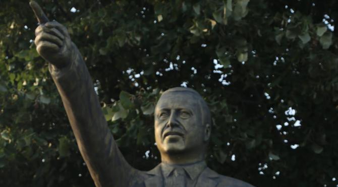Cumhurbaşkanı Erdoğan'ın 4 metrelik heykeli ortada kaldı