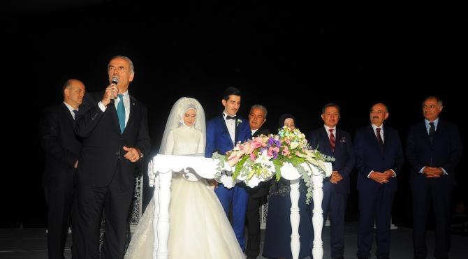 Bakan Müezzinoğlu ve Efkan Ala, nikah şahiti oldu