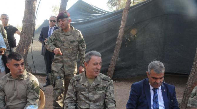 Genelkurmay Başkanı Akar, sınırdaki askerlerle bayramlaştı