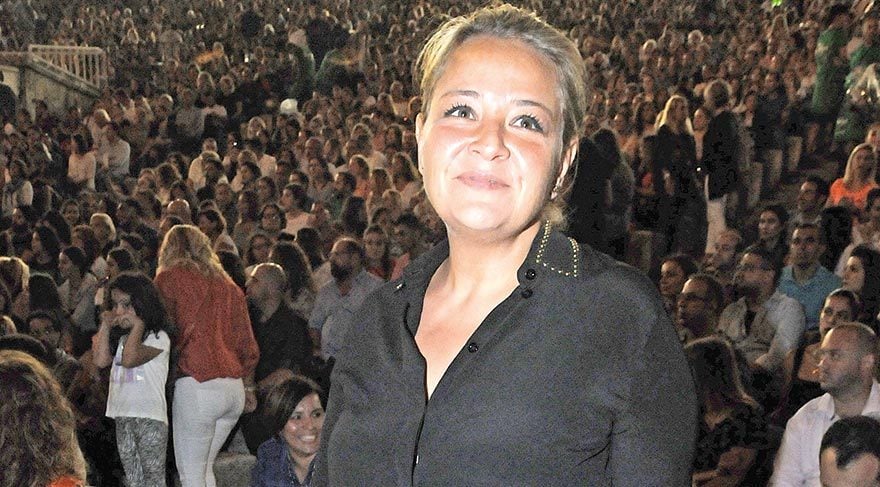 Kardeşinin şarkılarına eşlik eden Handan Tevetoğlu, “Onunla her zaman gurur duydum” dedi.