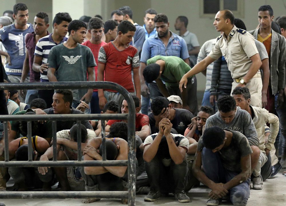 Batan tekneden kurtarılan göçmenler. (Foto: Reuters)