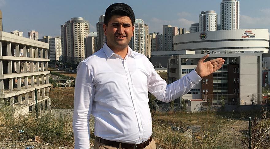 Okulda incelemelerde bulunan CHP İstanbul Milletvekili Onursal Adıgüzel, öğrencilerin metazori yoluyla bu okullara gönderildiğini vurguladı.