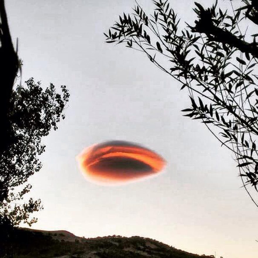 FOTO: İHA - Tunceli’de dün gün batımıyla birlikte ortaya çıkan ve UFO’ya benzeyen bulut, vatandaşları şaşırttı. 