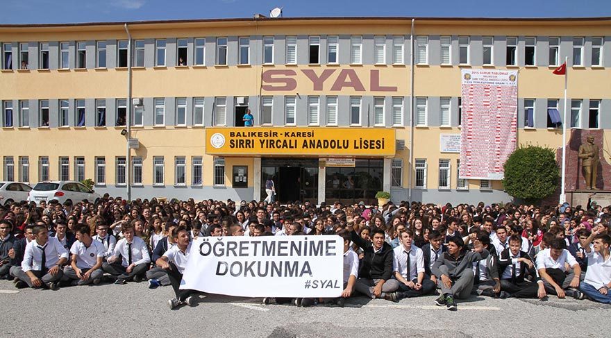 Sırrı Yırcalı Anadolu Lisesi öğrencileri okul bahçesinde 'Öğretmenime Dokunma' pankartı açarak, oturma eylemi yaptı.